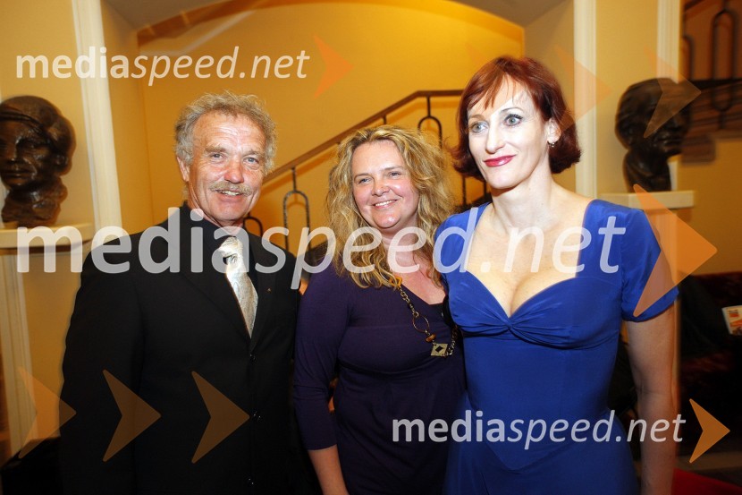 Borut Alujevič, nekdanji upravnik SLG Celje, Katja Pegan, direktorica Gledališča Koper, in Saša Pavček, igralka in dobitnica nagrade Žlahtna komedijantkaDnevi komedije 2009, zaključek festivala in podelitev nagrad