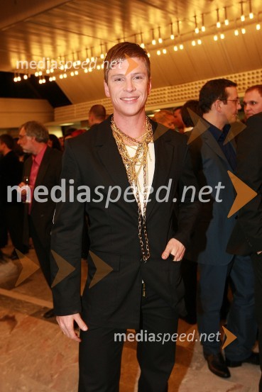 Erik Ferfolja, pevec, maneken in novinarViktorji 2008, druženje pred dvorano