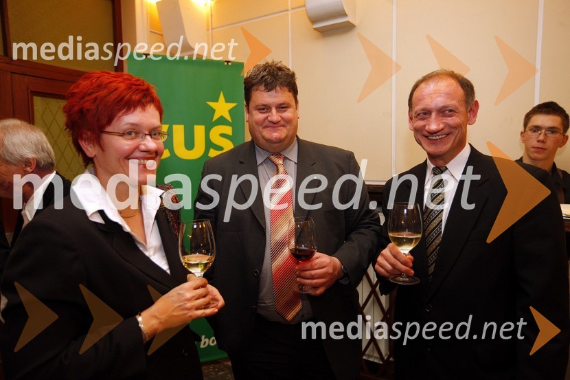 Janko Požežnik, direktor Poklicne gasilne enote Celje in njegova soproga Melita, ter Branko Goropevšek, direktor Osrednje knjižnice Celje (v sredini)Dnevi komedije 2009, zaključek festivala in podelitev nagrad