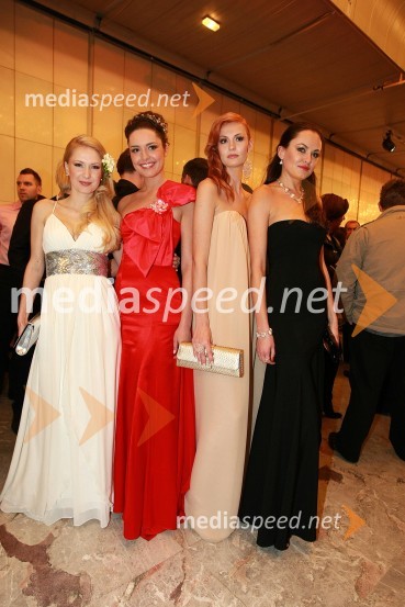 Maja Ferme, modna oblikovalka, Tadeja Ternar, Miss Slovenije 2007, Tjaša Kokalj, miss Universe Slovenije 2007 in Iryina Osypenko, manekenkaViktorji 2008, druženje pred dvorano