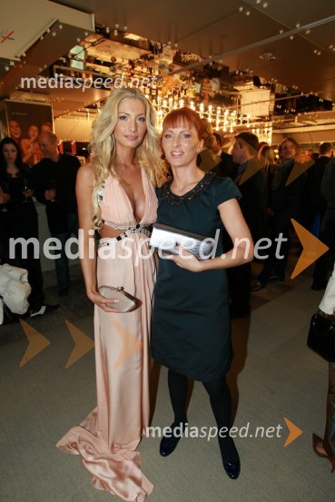 Lucija Gubenšek, TV voditeljica, manekenka in Mihaela Kolarič, lastnica agencije MichelaViktorji 2008, druženje pred dvorano