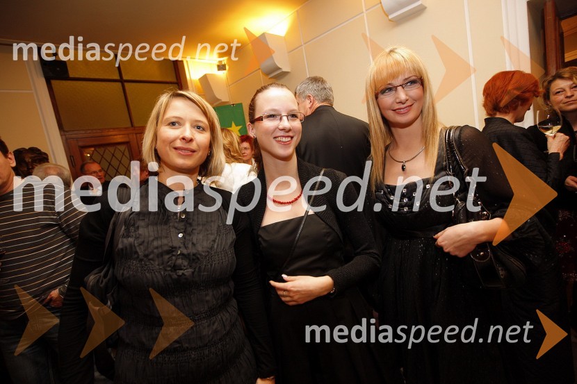 Tatjana Doma, dramaturginja SLG Celje, Barbara Herzmansky, predstavnica za odnose z javnostmi in marketing SLG Celje, in Mojca Krajnc, novinarka in televizijska voditeljicaDnevi komedije 2009, zaključek festivala in podelitev nagrad