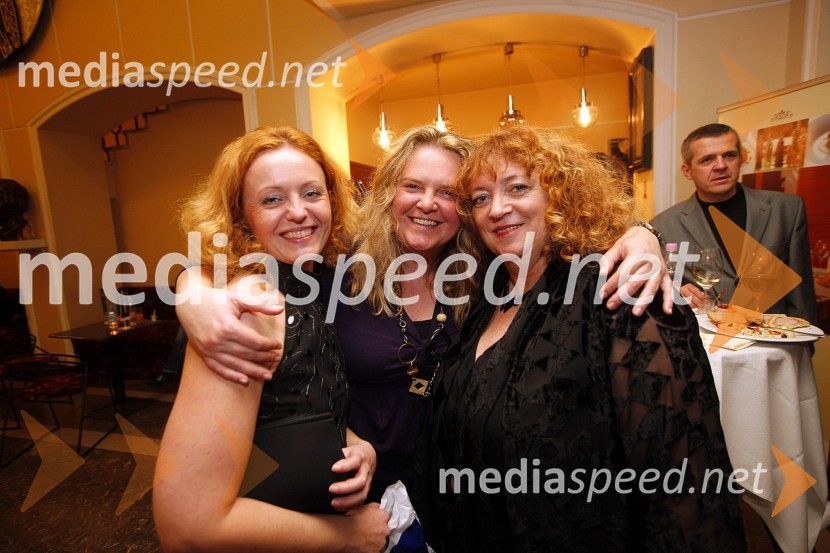 Tina Kosi, umetniški vodja SLG Celje, Katja Pegan, direktorica Gledališča Koper, in Alenka Cilenšek, igralkaDnevi komedije 2009, zaključek festivala in podelitev nagrad