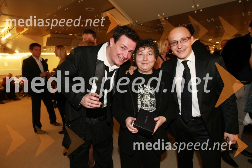 Rado Mulej, igralec, Dragica Petrovič, režiserka in producentka in Tomaž Pandur, režiserViktorji 2008, druženje pred dvorano