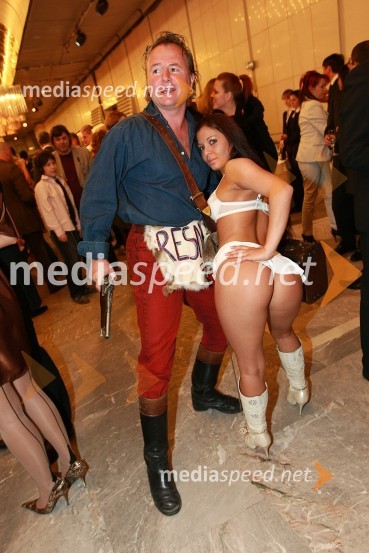 Dr. Artur Štern in Jasmina Ržen, igralca v filmu Gola resnicaViktorji 2008, druženje pred dvorano