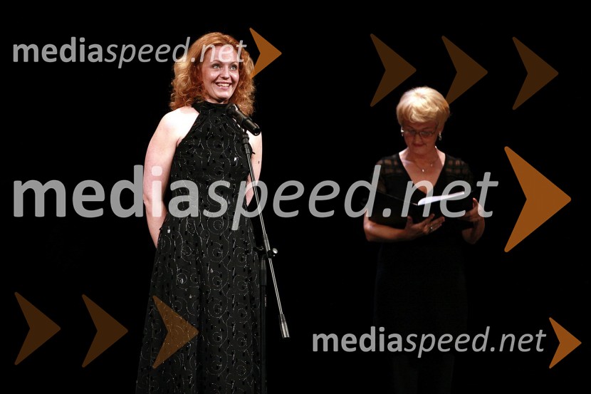 Tina Kosi, umetniški vodja SLG Celje, in Anica Kumer, igralka SLG CeljeDnevi komedije 2009, zaključek festivala in podelitev nagrad