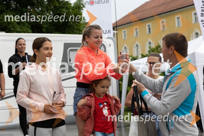  Aleksandra Kunstek, 2. mesto, 6. Afroditin tek na 10 km ženske;  Natalija  Mašera, 1. mesto, 6, Afroditin tek na 10 km ženske;  ... ;  Ines Sukič, 3. mesto, 6. Afroditin tek na 10 km ženske; mag. Branko Kidrič, župan, Občina Rogaška Slatina6. Afroditin tek s Štajerskim valom