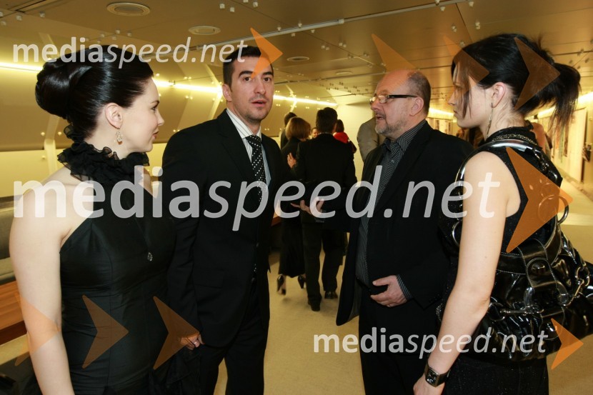 Lili Žagar in Marko Potrč, voditelja oddaje Svet na Kanalu A in Zmago Jelinčič Plemeniti, poslanec ter vodja SNS z ženo Moniko Zupanc JelinčičViktorji 2008, druženje pred dvorano