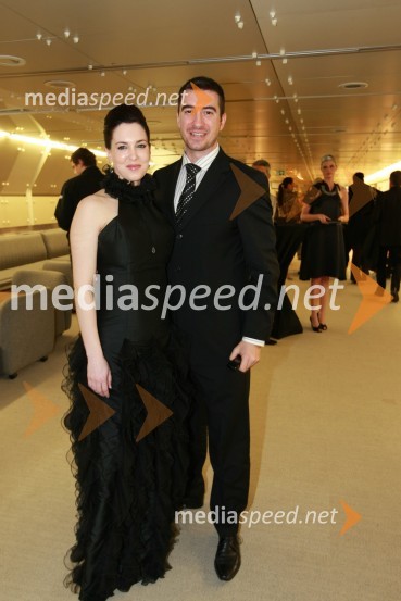 Lili Žagar in Marko Potrč, voditelja oddaje Svet na Kanalu AViktorji 2008, druženje pred dvorano