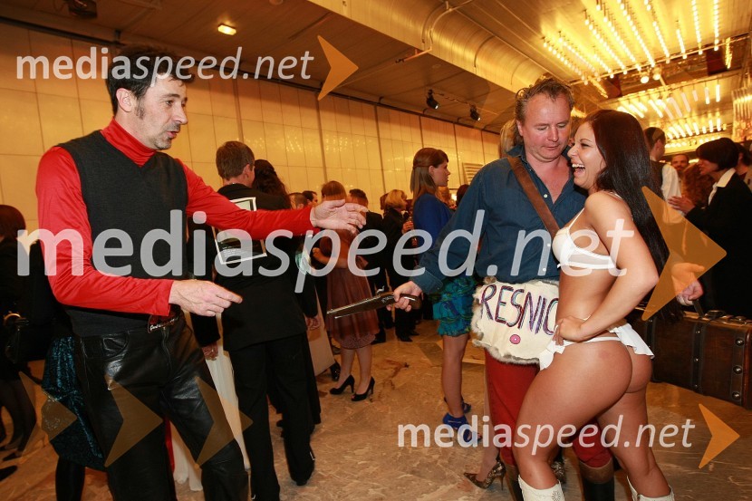 Franci Kek, scenarist filma ter dr. Artur Štern in Jasmina Ržen, igralca v filmu Gola resnicaViktorji 2008, druženje pred dvorano