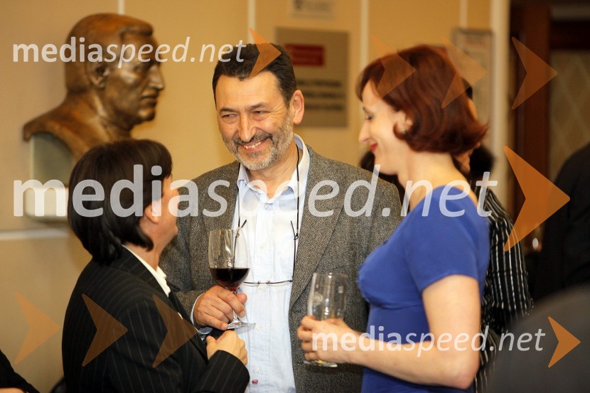 ..., ... in Saša Pavček, igralka in dobitnica nagrade Žlahtna komedijantkaDnevi komedije 2009, zaključek festivala in podelitev nagrad