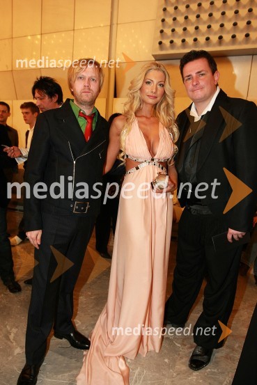 Matjaž Javšnik, igralec in komik, Lucija Gubenšek, TV voditeljica in manekenka ter Rado Mulej, TV voditeljViktorji 2008, druženje pred dvorano