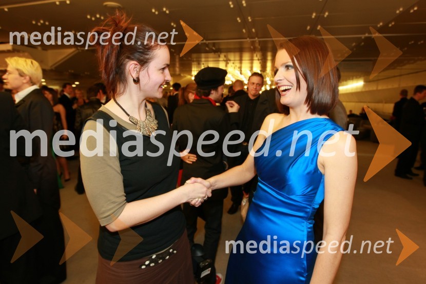 Maja Malus, dokumentaristka in Bernarda Žarn, TV voditeljica in Femme Fatale 2008Viktorji 2008, druženje pred dvorano