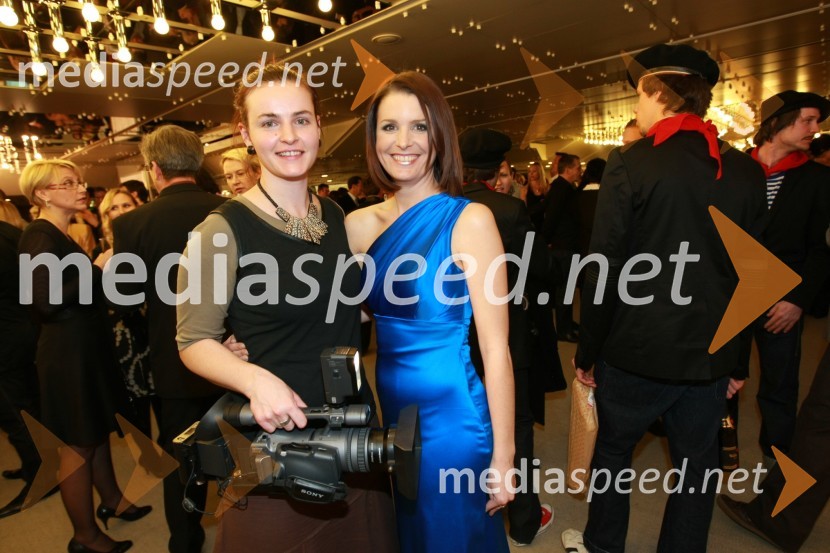 Maja Malus, dokumentaristka in Bernarda Žarn, TV voditeljica in Femme Fatale 2008Viktorji 2008, druženje pred dvorano