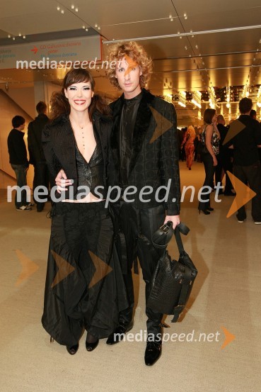 Ula Furlan, igralka in Jakob Kapus, novinar HoplaViktorji 2008, druženje pred dvorano