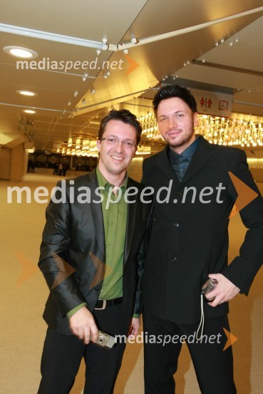 Andrej Hofer, glasbeni urednik TV Slovenija in Robert Roškar, Radio AktualViktorji 2008, druženje pred dvorano