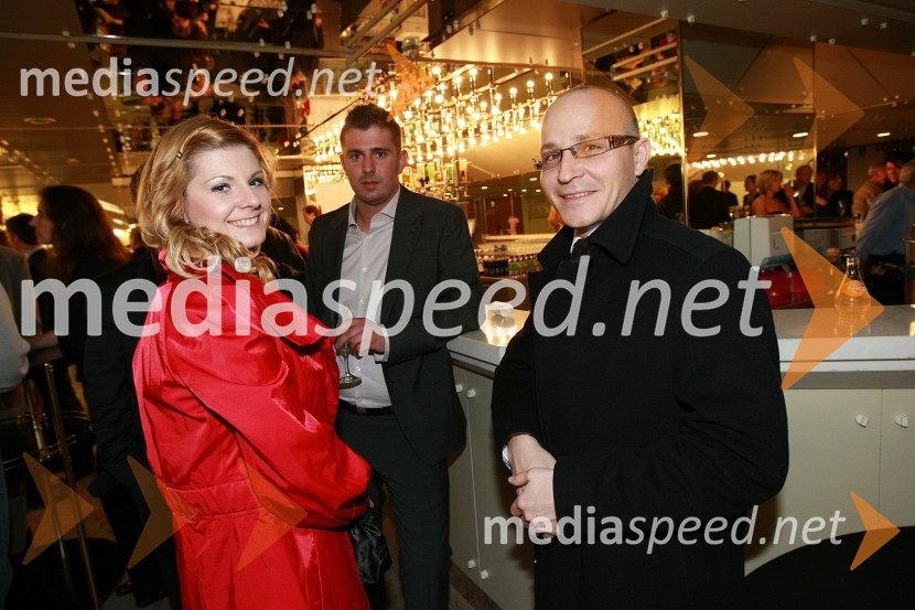 Gregor Jeza, predsednik uprave Hit Šentilj d.d. in punca Katja ter Rok Šerbinek, Avto Šerbinek (v ozadju)Viktorji 2008, druženje pred dvorano
