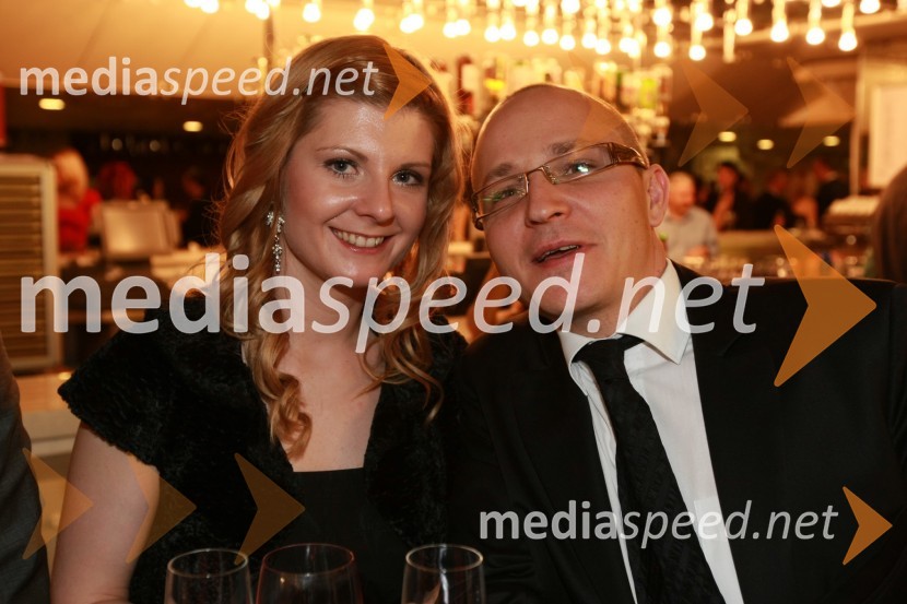 Gregor Jeza, vodja uprave Hit Šentilj in punca KatjaViktorji 2008, druženje pred dvorano