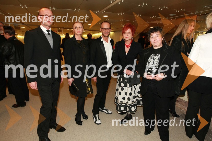 Boštjan Jazbec, član sveta Banke Slovenije, Livija Pandur, dramaturginja, Tomaž Pandur, režiser, Majda Širca, ministrica za kulturo in Dragica Petrovič, režiserka in producentkaViktorji 2008, druženje pred dvorano