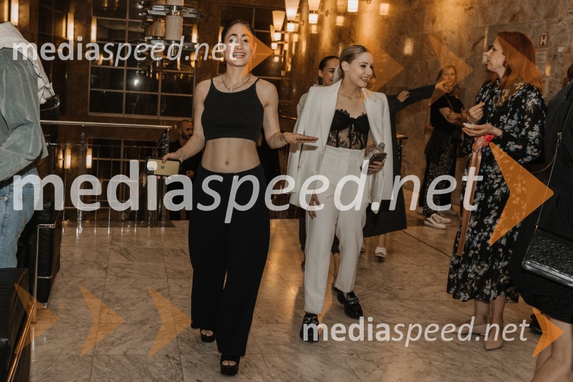  Atara Fink, plesalka;  Noemi Capuano, plesalkaTo the moon and back, premiera v SNG Nova Gorica