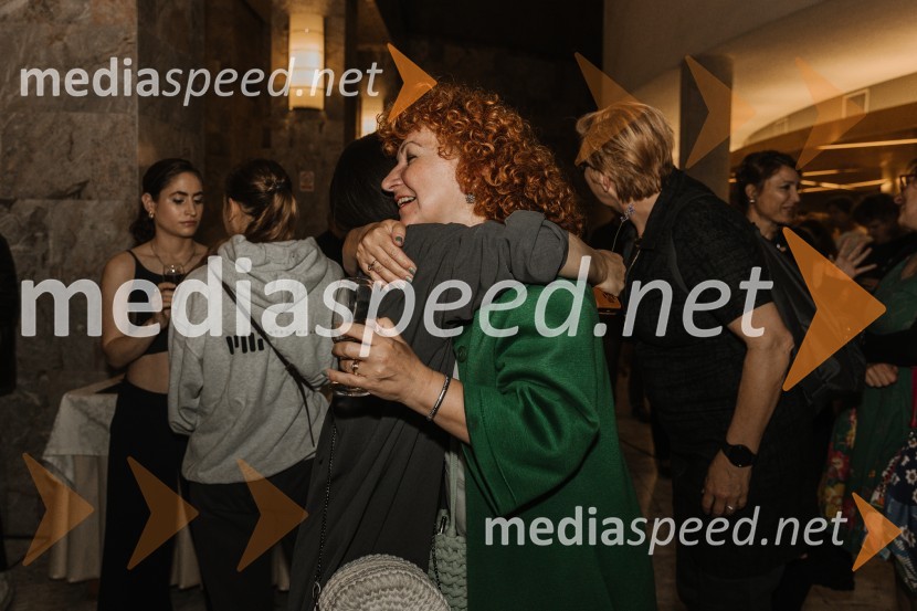  Eri Nishibara, plesalka;  ... To the moon and back, premiera v SNG Nova Gorica