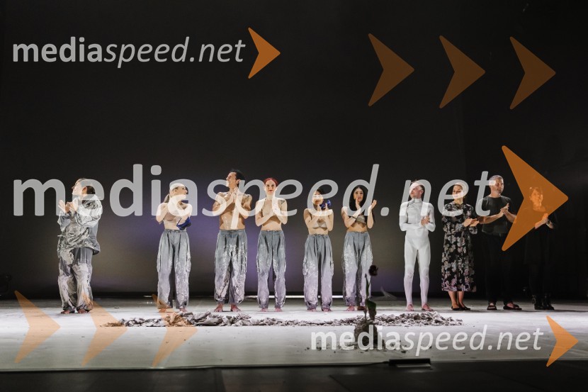  ... ;  Noemi Capuano, plesalka;  Michal Rynia, koreograf, MN dance Company;  Nastja Bremec Rynia, koreografinja, MN dance Company;  Eri Nishibara, plesalka;  Denise Camassa, plesalka;  Luka Vodopivec, plesalec;  Ana  Kržišnik Blažica, dramaturginja;  ... ;  ... To the moon and back, premiera v SNG Nova Gorica