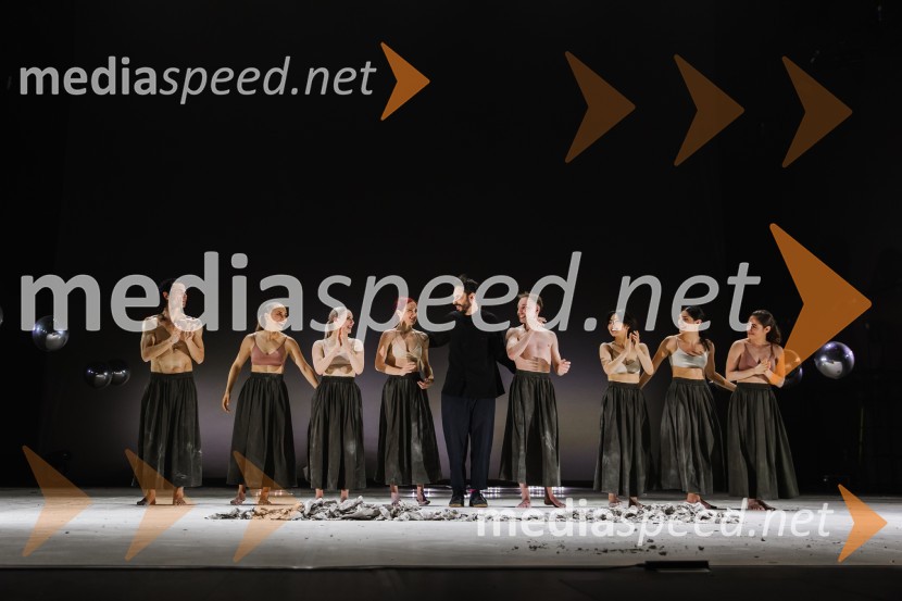  Michal Rynia, koreograf, MN dance Company;  Clemence Olivier, plesalka;  Noemi Capuano, plesalka;  Nastja Bremec Rynia, koreografinja, MN dance Company;  Luka Vodopivec, plesalec;  Luca Signoretti, koreograf;  Eri Nishibara, plesalka;  Denise Camassa, plesalka;  Atara Fink, plesalkaTo the moon and back, premiera v SNG Nova Gorica