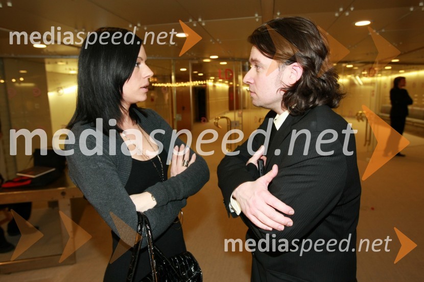 Saša Prelesnik, fotografinja, in Martin Senica, urednik revije StopViktorji 2008, druženje pred dvorano