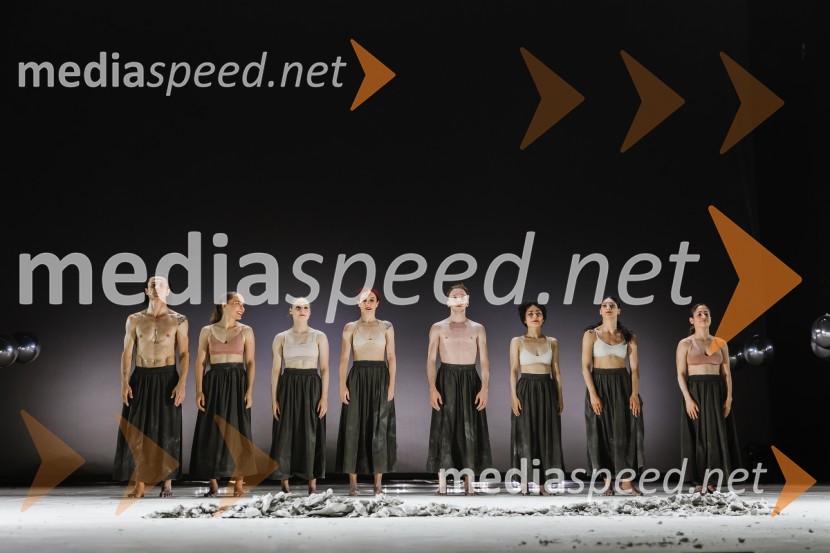  Michal Rynia, koreograf, MN dance Company;  Clemence Olivier, plesalka;  Noemi Capuano, plesalka;  Nastja Bremec Rynia, koreografinja, MN dance Company;  Luka Vodopivec, plesalec;  Eri Nishibara, plesalka;  Denise Camassa, plesalka;  Atara Fink, plesalkaTo the moon and back, premiera v SNG Nova Gorica