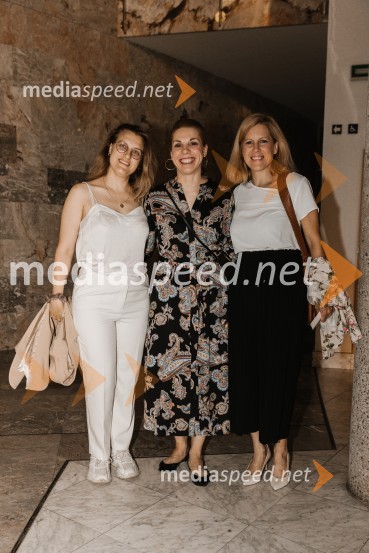 Tereza  Gregorič, dramaturginja;  Ana  Kržišnik Blažica, dramaturginja;  Metka Sulič, odnosi z javnostjo SNG Nova GoricaTo the moon and back, premiera v SNG Nova Gorica