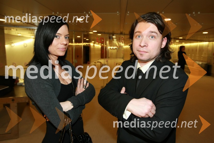 Saša Prelesnik, fotografinja, in Martin Senica, urednik revije StopViktorji 2008, druženje pred dvorano