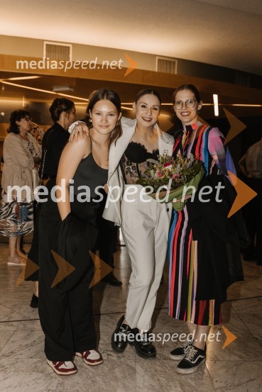  ... ;  Noemi Capuano, plesalka;  ... To the moon and back, premiera v SNG Nova Gorica