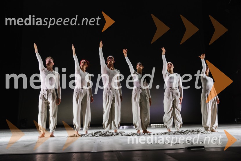  Luka Vodopivec, plesalec;  Nastja Bremec Rynia, koreografinja, MN dance Company;  Michal Rynia, koreograf, MN dance Company;  Denise Camassa, plesalka;  Noemi Capuano, plesalka;  Eri Nishibara, plesalkaTo the moon and back, premiera v SNG Nova Gorica