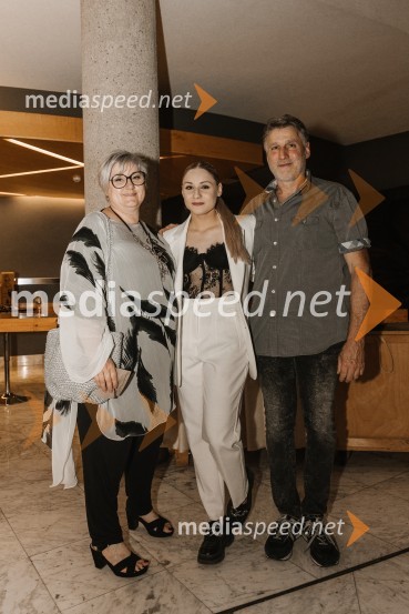  ... ;  Noemi Capuano, plesalka;  ... To the moon and back, premiera v SNG Nova Gorica