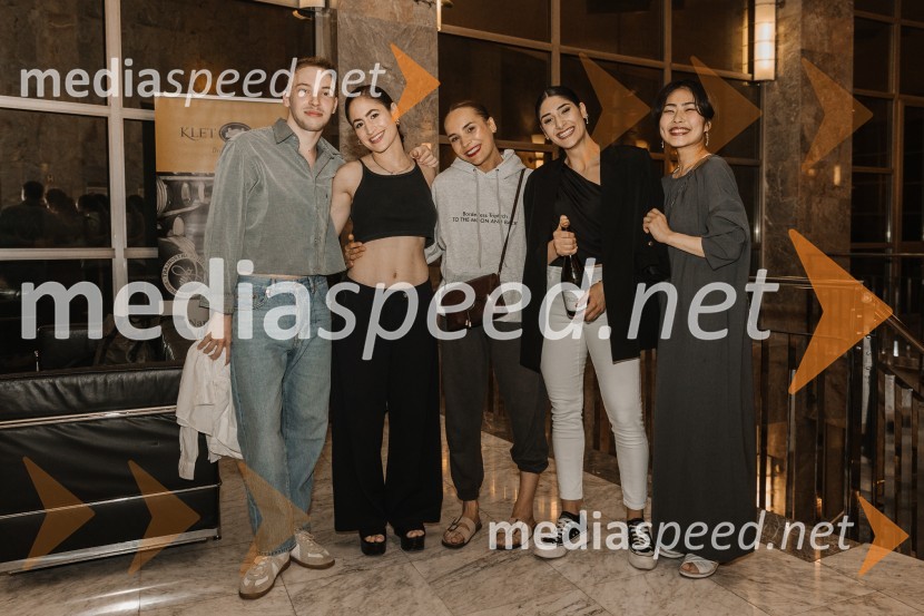 Luka Vodopivec, plesalec;  Atara Fink, plesalka;  Clemence Olivier, plesalka;  Denise Camassa, plesalka;  Eri Nishibara, plesalkaTo the moon and back, premiera v SNG Nova Gorica