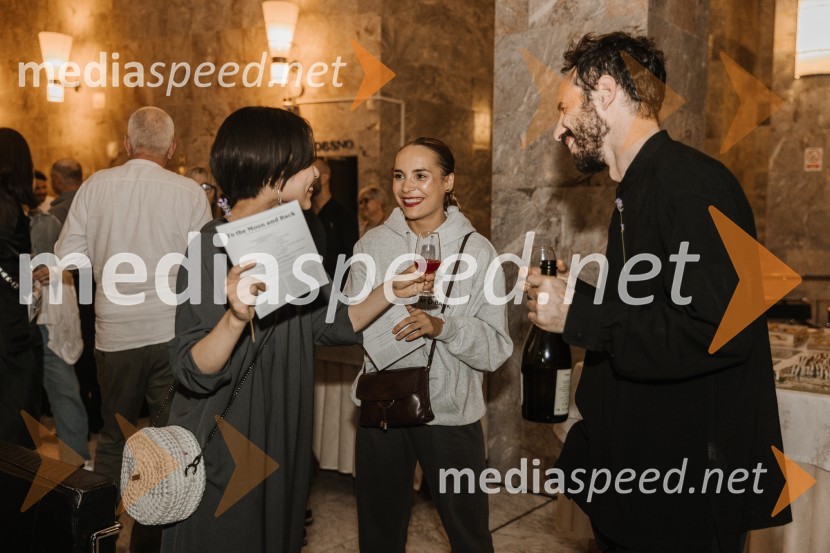  Eri Nishibara, plesalka;  Clemence Olivier, plesalka;  Luca Signoretti, koreografTo the moon and back, premiera v SNG Nova Gorica