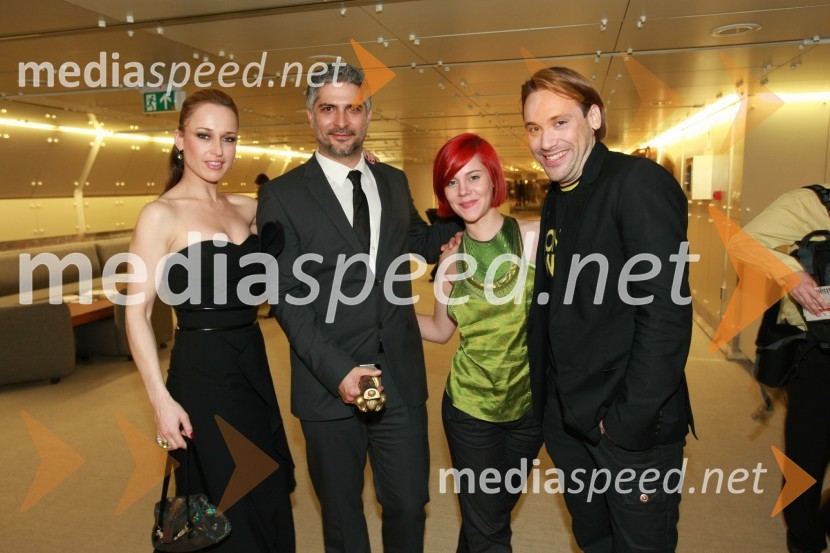 Tina Vrhovnik - Cavazza, vizažistka, Sebastijan Cavazza, igralec, Nika Kosič in Rok Kunaver, igralec  
Viktorji 2008, druženje pred dvorano