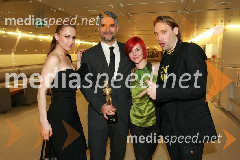 Tina Vrhovnik - Cavazza, vizažistka, Sebastijan Cavazza, igralec, Nika Kosič in Rok Kunaver, igralec 
 
Viktorji 2008, druženje pred dvorano