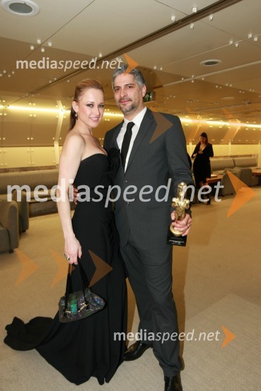 Tina Vrhovnik - Cavazza, vizažistka in Sebastijan Cavazza, igralec
 
Viktorji 2008, druženje pred dvorano