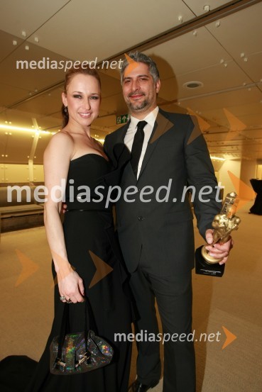 Tina Vrhovnik - Cavazza, vizažistka in Sebastijan Cavazza, igralec
 
Viktorji 2008, druženje pred dvorano