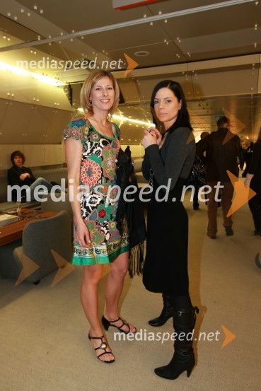 Andreja Comino, novinarka, in Saša Prelesnik, fotografinjaViktorji 2008, druženje pred dvorano