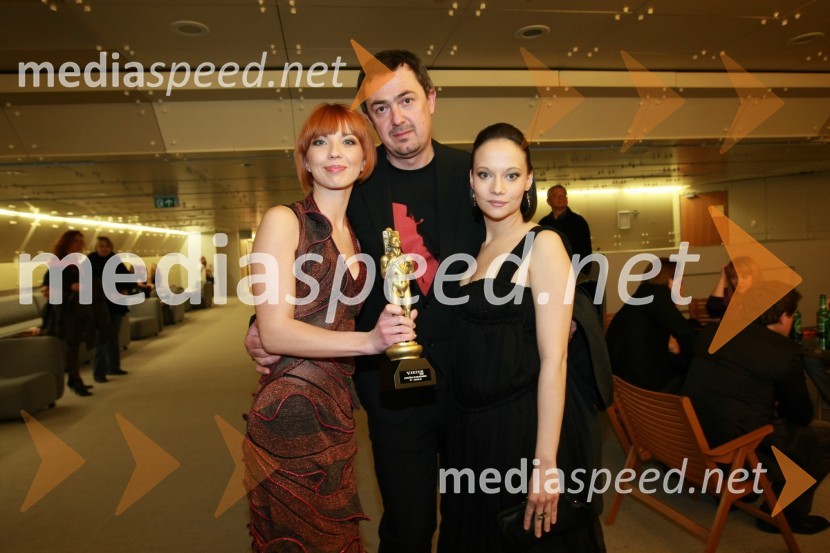 Melita Kontrec, voditeljica oddaje Enajsta šola, Tadej Čater, avtor ter urednik in Viktorija Bencik, igralka in voditeljica oddaje Enajsta šolaViktorji 2008, druženje pred dvorano