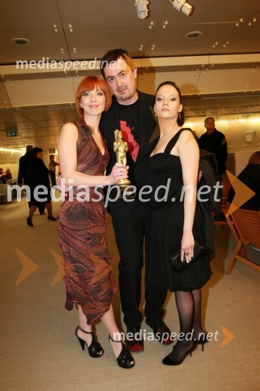 Melita Kontrec, voditeljica oddaje Enajsta šola, Tadej Čater, avtor ter urednik in Viktorija Bencik, igralka in voditeljica oddaje Enajsta šolaViktorji 2008, druženje pred dvorano