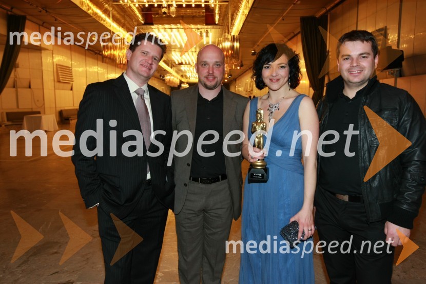Marko Kolbl, lastnik Radia Center, David Irgolič, glavni in odgovorni urednik radia Center, Polona Požgan, voditeljica jutranjega programa na Radiu Center in ...Viktorji 2008, druženje pred dvorano