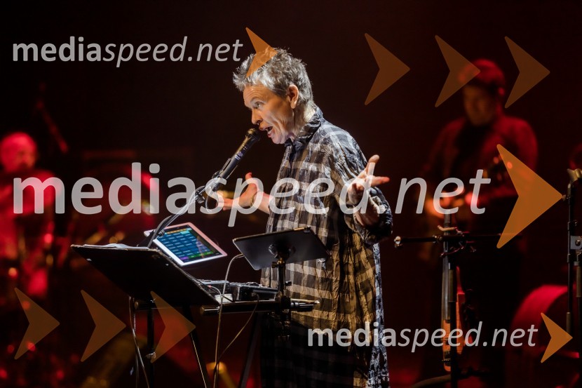  Laurie Anderson, ameriška umetnicaLaurie Anderson: Let X=X, koncert ameriške umetnice na odru Cankarjevega doma
