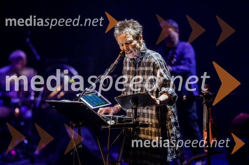  Laurie Anderson, ameriška umetnicaLaurie Anderson: Let X=X, koncert ameriške umetnice na odru Cankarjevega doma