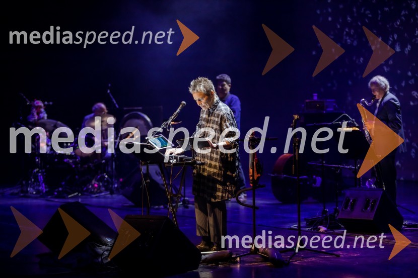  Laurie Anderson, ameriška umetnicaLaurie Anderson: Let X=X, koncert ameriške umetnice na odru Cankarjevega doma