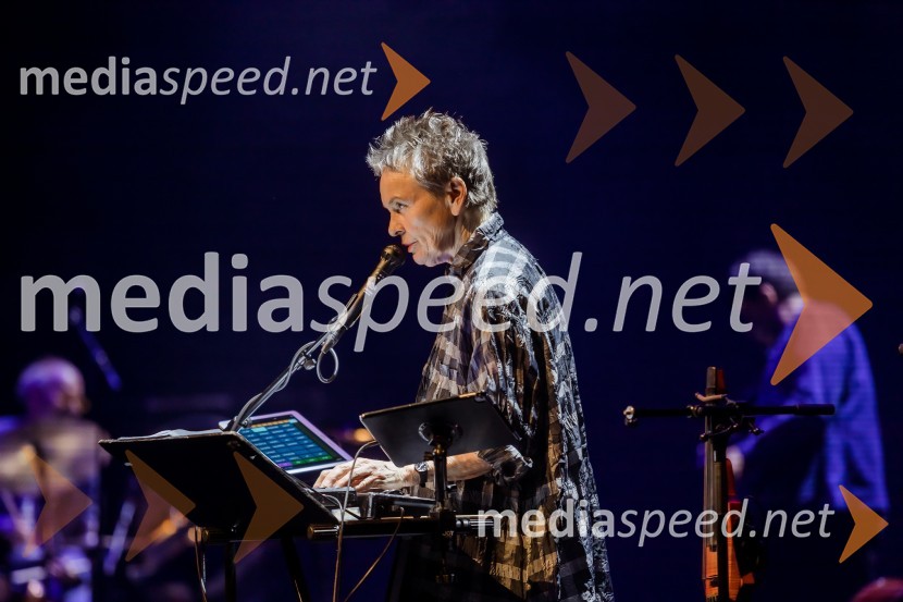 Laurie Anderson, ameriška umetnicaLaurie Anderson: Let X=X, koncert ameriške umetnice na odru Cankarjevega doma