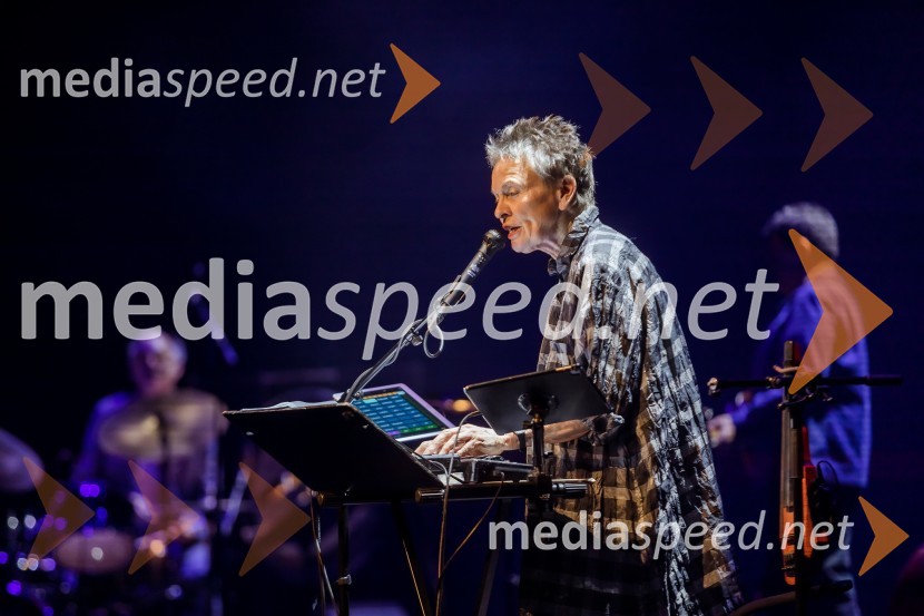 Laurie Anderson, ameriška umetnicaLaurie Anderson: Let X=X, koncert ameriške umetnice na odru Cankarjevega doma