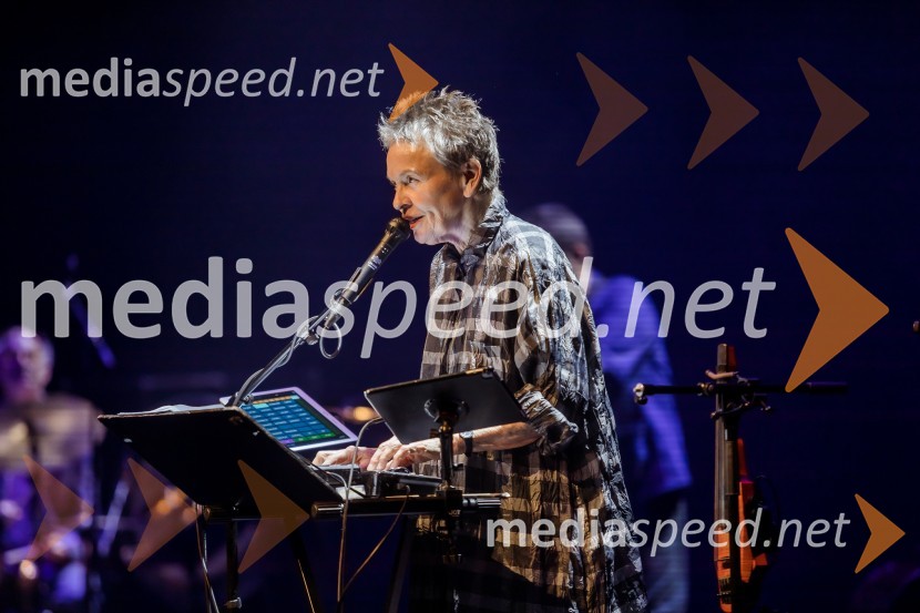  Laurie Anderson, ameriška umetnicaLaurie Anderson: Let X=X, koncert ameriške umetnice na odru Cankarjevega doma